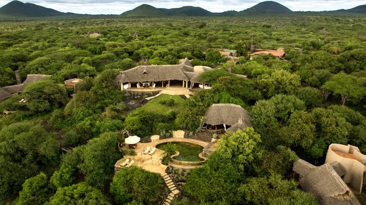 What are the most luxurious safari lodges in Kenya?