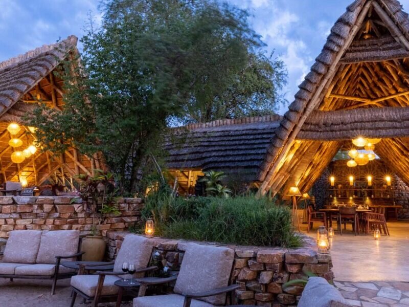 Which Uganda safari lodges are luxury